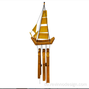 Outdoor -hölzerne Glockenspiel mit einem großen Segelbootoberteil